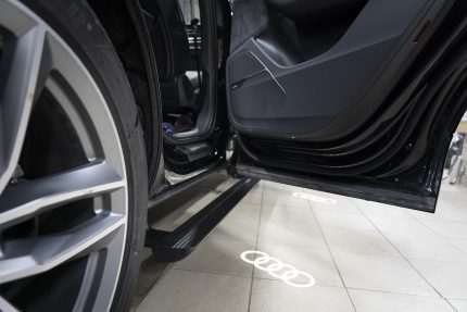 ЭЛЕКТРОПОРОГИ ATS Audi Q7 рестайлинг 2019-2022 открытая дверь